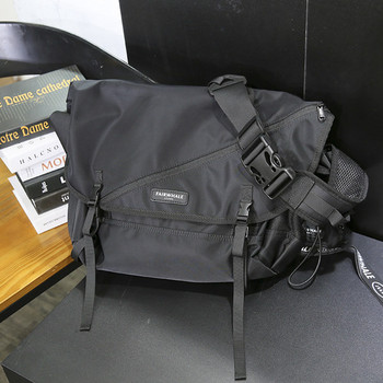 Ανδρική τσάντα ώμου υφασμάτινη σε μαύρο χρώμα