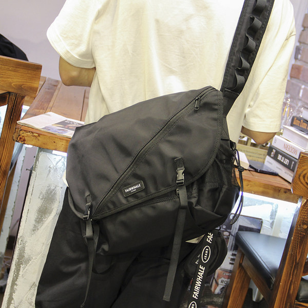 Textilná pánska taška cez rameno v čiernej farbe