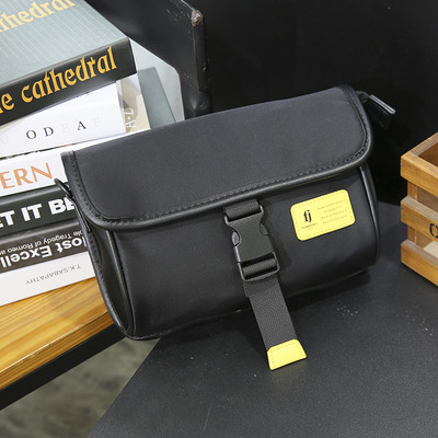 Malá textilná taška cez rameno s plastovou sponou