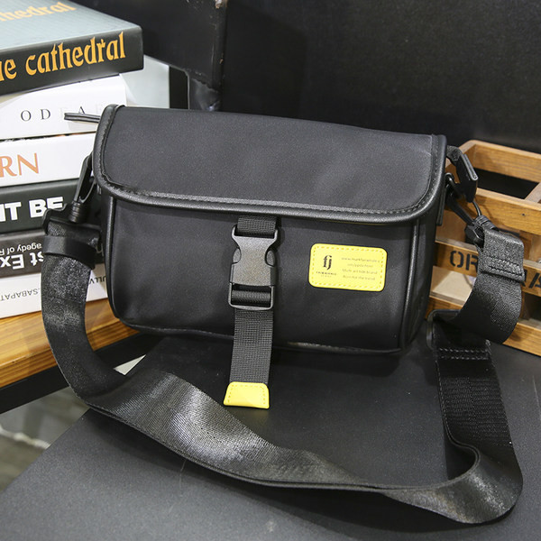 Malá textilná taška cez rameno s plastovou sponou