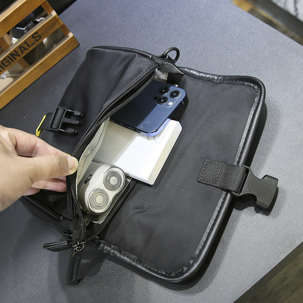 Malá textilná taška cez rameno s plastovou sponou