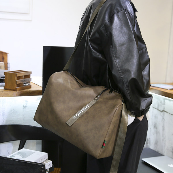 Denná kabelka z eko kože s dlhým uchom a nápisom