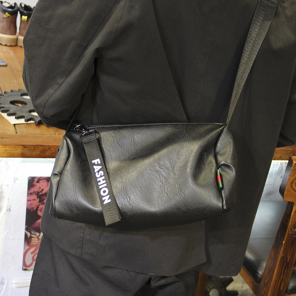 Pánska kožená taška s dlhou rukoväťou a zapínaním na zips