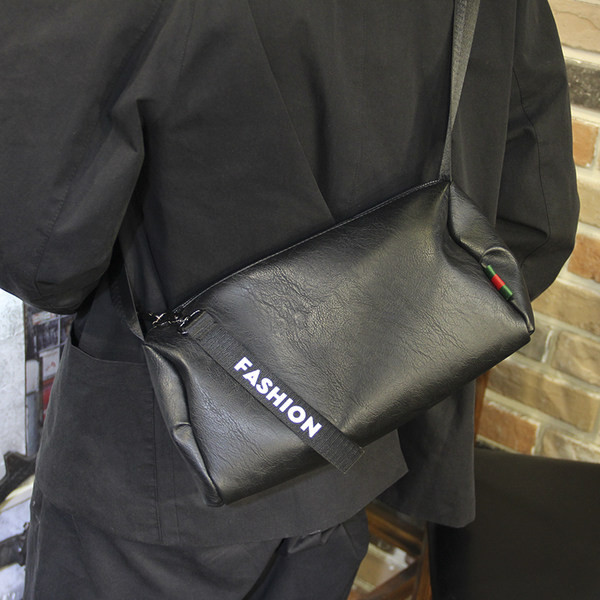 Pánska kožená taška s dlhou rukoväťou a zapínaním na zips