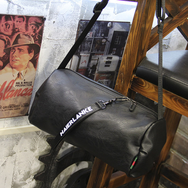 Pánska kožená taška s dlhou rukoväťou a zapínaním na zips