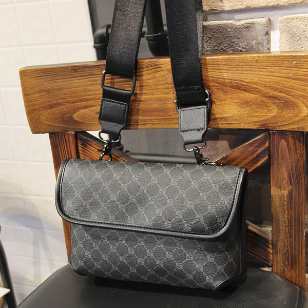 Malá čierna taška z eko kože s textilným uchom