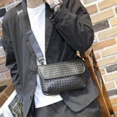 Muška mini torba s metalnom kopčom i dugom ručkom