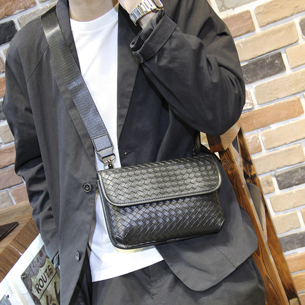 Muška mini torba s metalnom kopčom i dugom ručkom