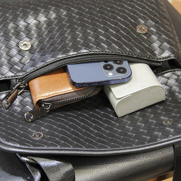 Muška mini torba s metalnom kopčom i dugom ručkom