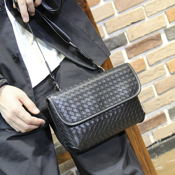 Muška mini torba s metalnom kopčom i dugom ručkom