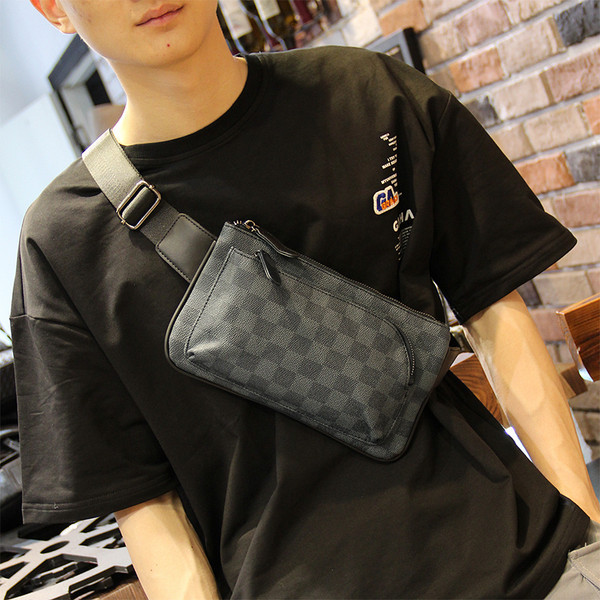 Mažas juodas pečių krepšys su užtrauktuku