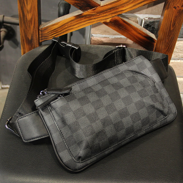 Mažas juodas pečių krepšys su užtrauktuku