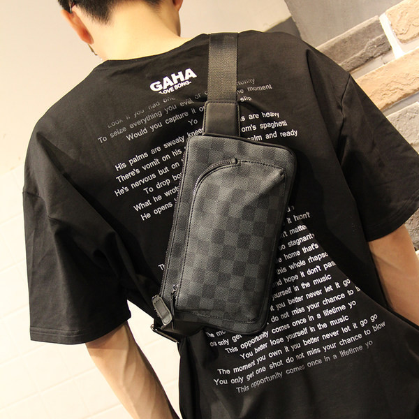 Mažas juodas pečių krepšys su užtrauktuku