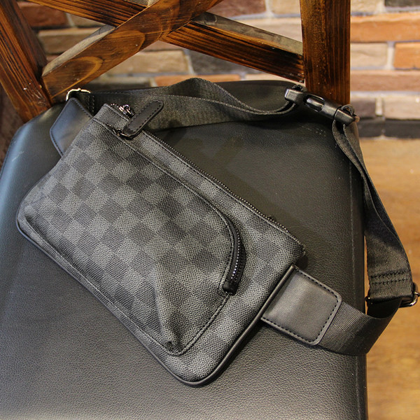 Mažas juodas pečių krepšys su užtrauktuku