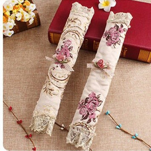 2 páry nových pastorálnych európskych čipkovaných krytov na rukoväť chladničky, rukavíc s gombíkom, krytu na chladničku, bytovej dekorácie.