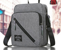 Pánska textilná štvorcová taška s logom a dlhou rukoväťou