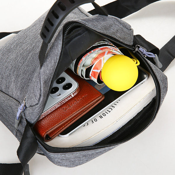 Pánska textilná štvorcová taška s logom a dlhou rukoväťou