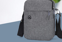 Pánska štvorcová textilná taška so zipsom a dlhým popruhom