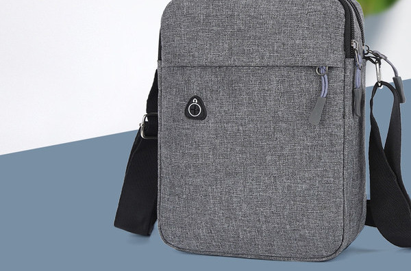 Pánska štvorcová textilná taška so zipsom a dlhým popruhom