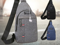 Muška tekstilna torba s natpisom i patentnim zatvaračem pogodna za svakodnevni život