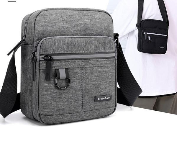 Ежедневна мъжка чанта за през рамо от текстил с надпис 