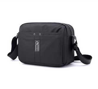 Malá textilná taška pre mužov so zapínaním na zips