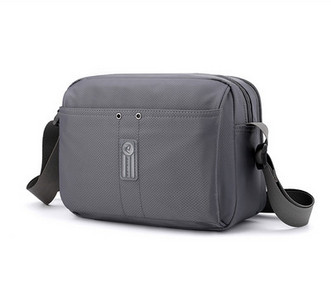 Malá textilná taška pre mužov so zapínaním na zips