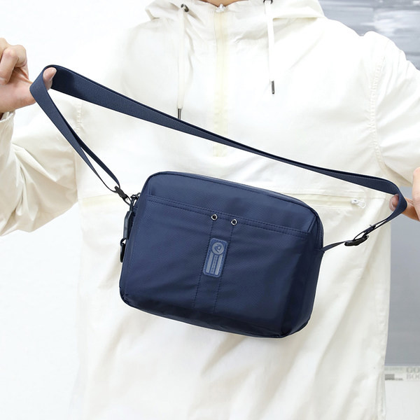 Malá textilná taška pre mužov so zapínaním na zips