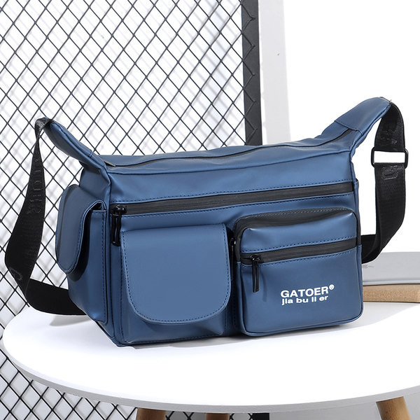 Nový model pánskej tašky s niekoľkými priehradkami na ramene