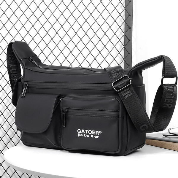 Nový model pánskej tašky s niekoľkými priehradkami na ramene