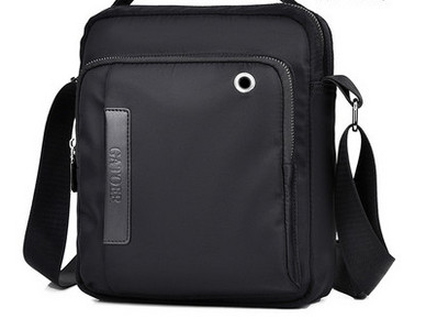 Textilná pánska taška cez rameno z vodeodolného materiálu