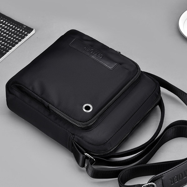 Textilná pánska taška cez rameno z vodeodolného materiálu