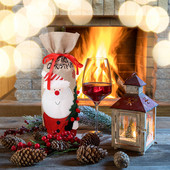 Karácsonyi asztaldísz kellékek Rajzfilm vörösboros üveg tele borospohár karácsonyi bordugók koszorúslány táska