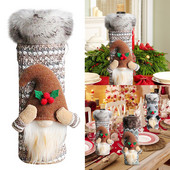 Vianočný uzáver od fľaše vína, beztvárová bábika, balenie červeného vína, taška s dlhými vlasmi, vianočný uzáver od vína, vysoký stôl s uzáverom od vína bez stopky, flauty na šampanské bez stopky.