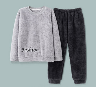 Pijama bărbătească din două piese cu decolteu oval