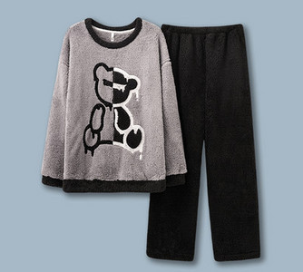 Pijama bărbătească din două piese cu decolteu oval