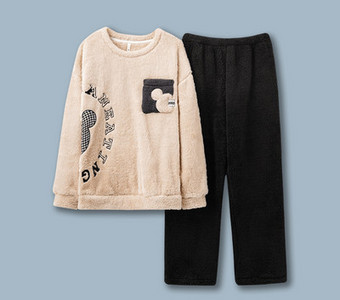 Pijama bărbătească din două piese cu decolteu oval