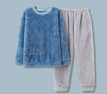 Pijama bărbătească din două piese cu decolteu oval