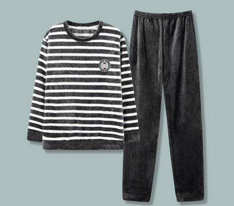 Pijama bărbătească din două piese cu decolteu oval