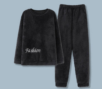 Pijama bărbătească din două piese cu decolteu oval