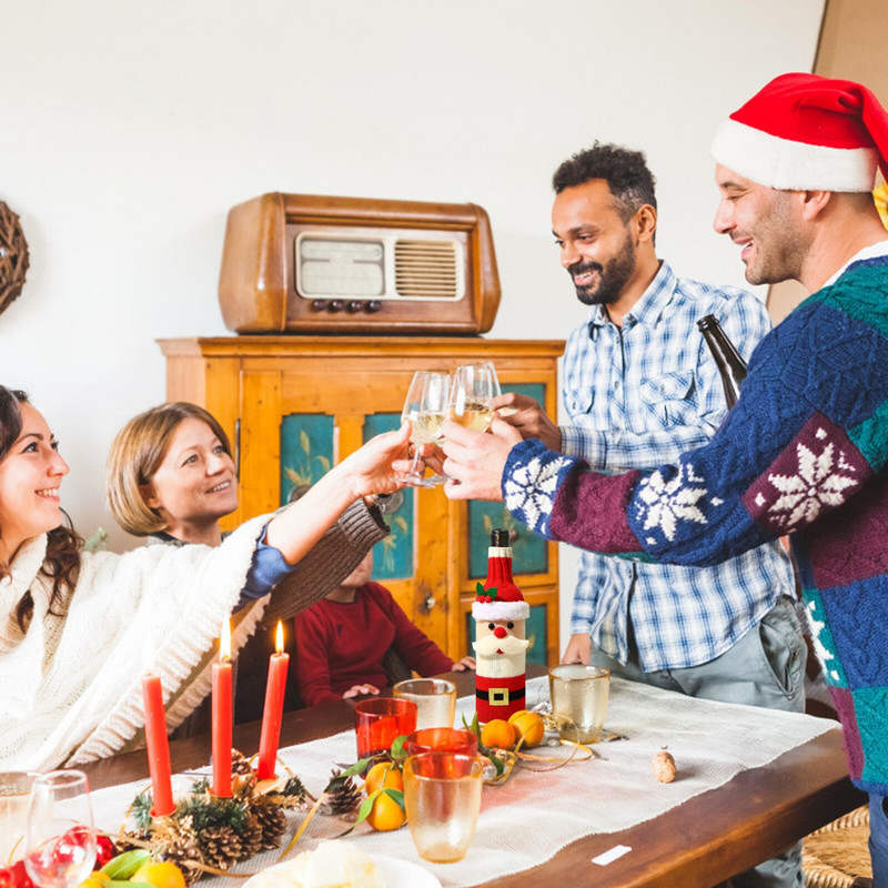 Kreatívne pletenie, sada vína so starým mužom a snehuliakom, atmosféra fúkaného pohára na šampanské, rozdelené poháre na víno s čapkou Colo Stem