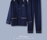 Vyriška pižama su klasikine apykakle ir užrašu