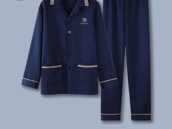 Vyriška pižama su klasikine apykakle ir užrašu