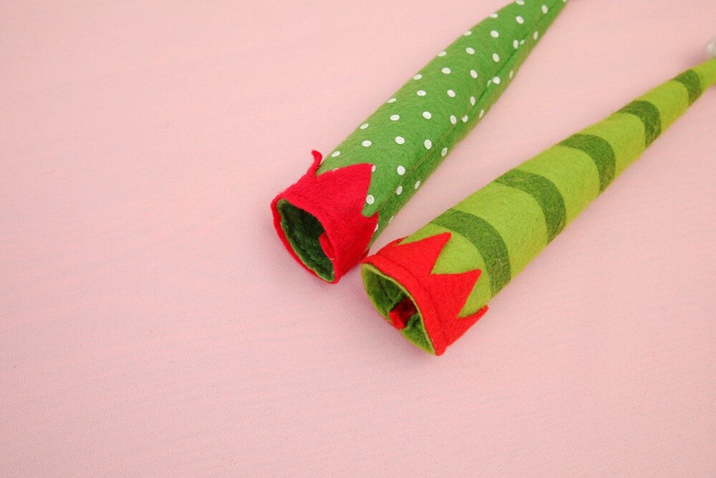 Vianočná škriatka, sada fliaš červeného vína, šampanské, dekorácia s obalom na červené víno na sviatočnú večeru, barové potreby, sukňa, roztomilá vianočná dekorácia