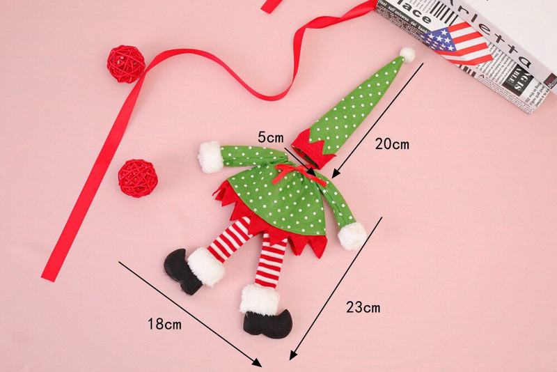 Vianočná škriatka, sada fliaš červeného vína, šampanské, dekorácia s obalom na červené víno na sviatočnú večeru, barové potreby, sukňa, roztomilá vianočná dekorácia