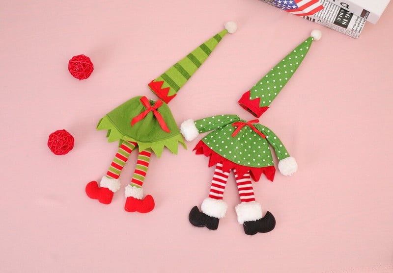 Vianočná škriatka, sada fliaš červeného vína, šampanské, dekorácia s obalom na červené víno na sviatočnú večeru, barové potreby, sukňa, roztomilá vianočná dekorácia