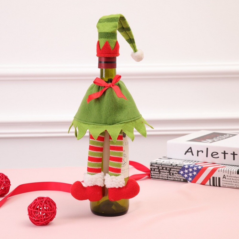 Vianočná škriatka, sada fliaš červeného vína, šampanské, dekorácia s obalom na červené víno na sviatočnú večeru, barové potreby, sukňa, roztomilá vianočná dekorácia