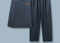 Vyriška pižama su V formos iškirpte ir siuvinėjimu