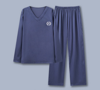 Vyriška pižama su V formos iškirpte ir siuvinėjimu