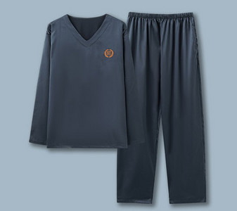 Vyriška pižama su V formos iškirpte ir siuvinėjimu